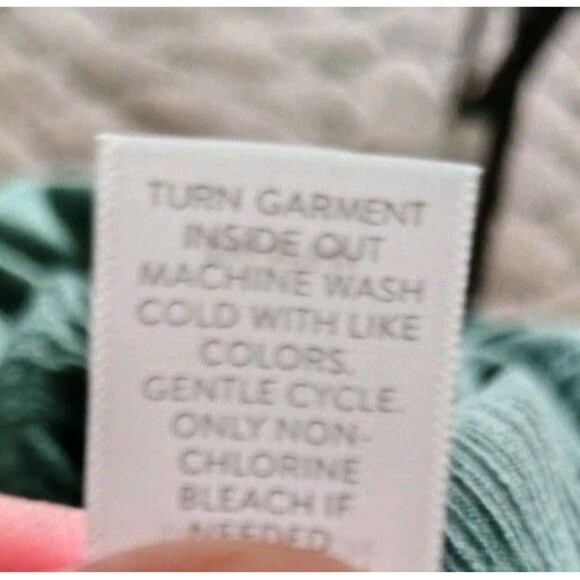 J. Jill Blouse Size M Petite Button Green Pleaded Embroidery 3/4 Sleeve Rayon - Picture 10 of 10